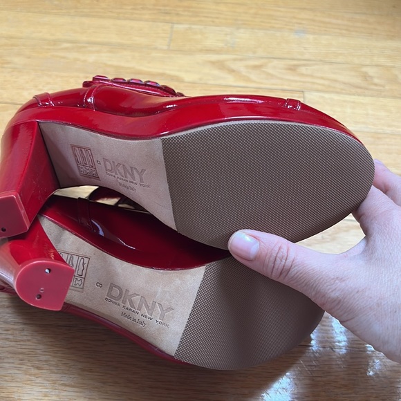 DKNY size 8. Beautiful shoes. I only wore once.Made in Italy. - Picture 8 of 8